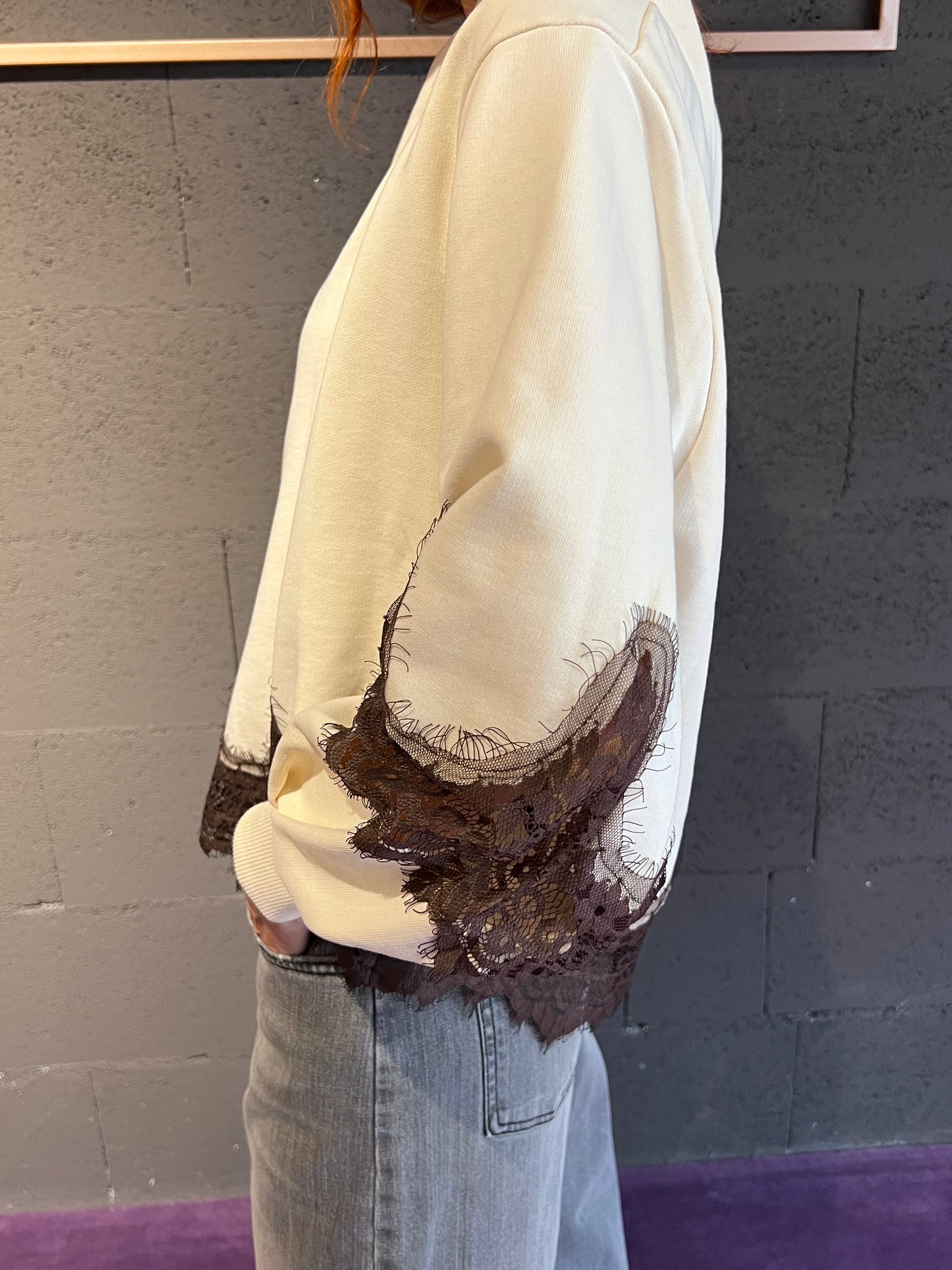 Felpa over con pizzo TENSIONE IN art. 37683 colore panna e nero