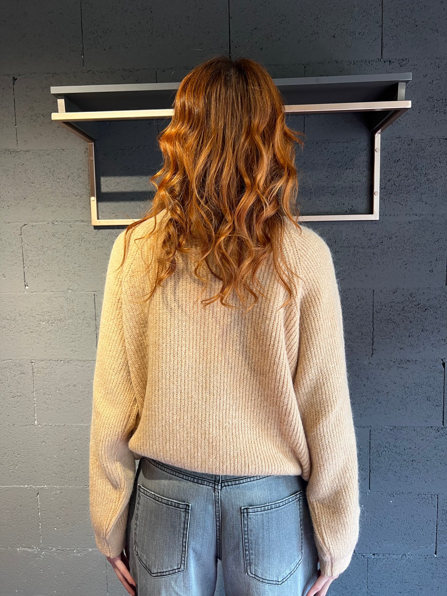 Cardigan con bottoni gioiello e spilla fiocco in raso WUSIDE art. 25676 colore tabacco, camel, oliva