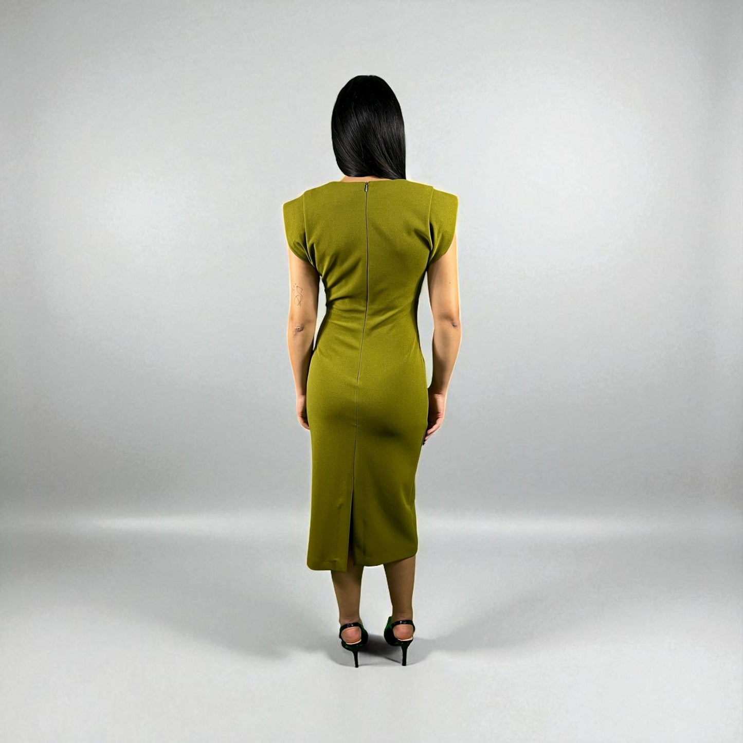 Abito midi con spallone e spilla oro HAVEONE art. AFS-P014 colore olio e nero