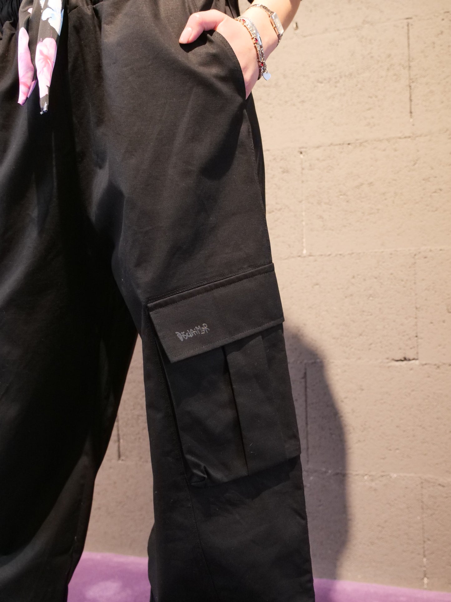 Cargo in gabardine con coulisse fiorata DISCLAIMER art. 26EDS55628 colore nero