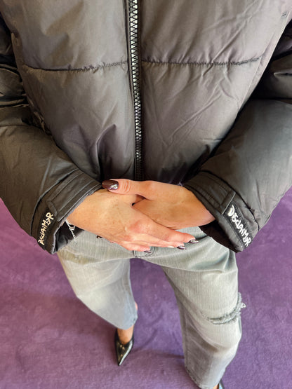 Piumino a bomber con cappuccio e scritta logo dietro DISCLAIMER art. 25IDS55157 colore nero