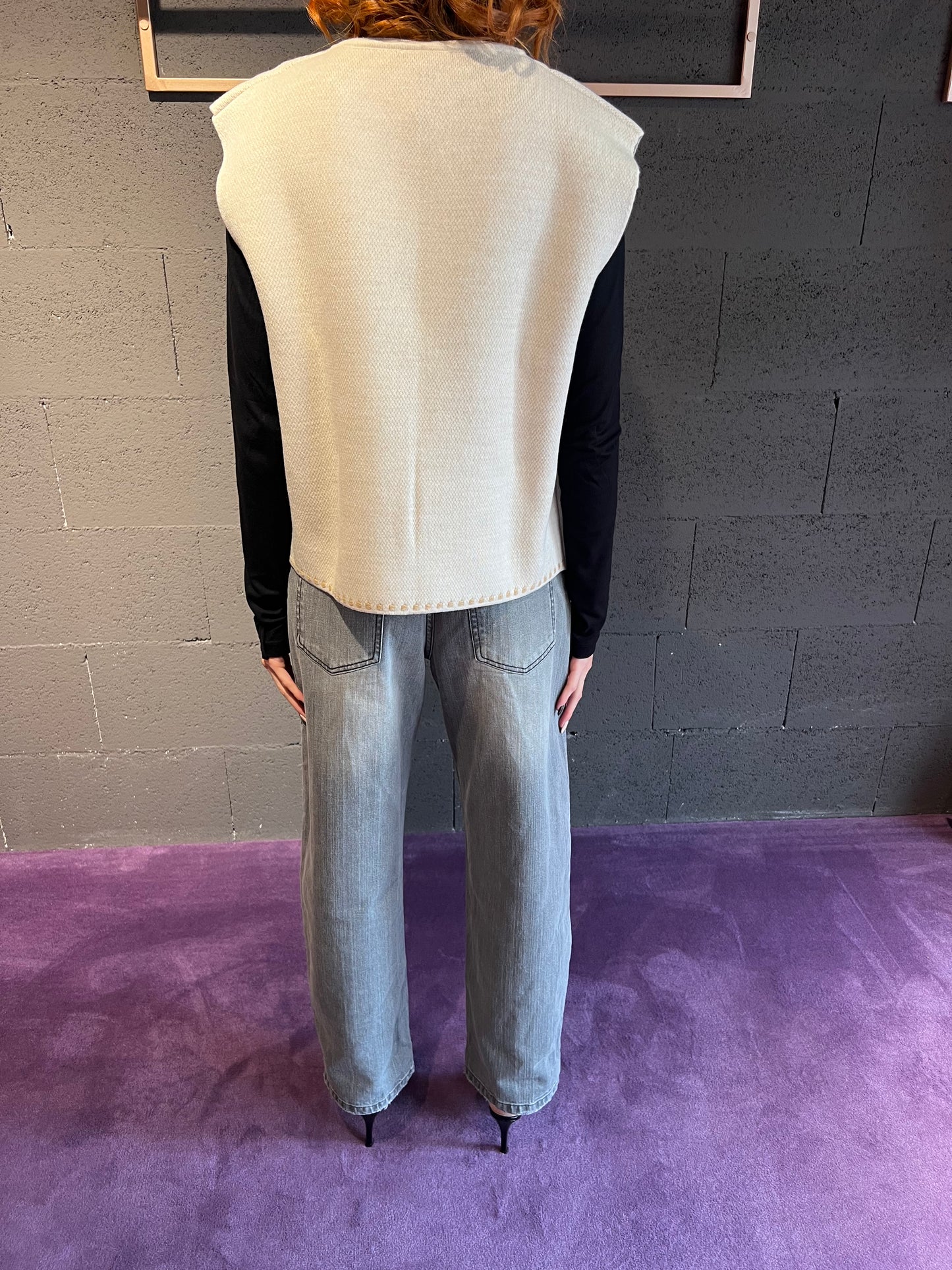 Gilet apeeto con ricamo damascato TENSIONE IN art. W5HMG35A400 colore panna e marrone