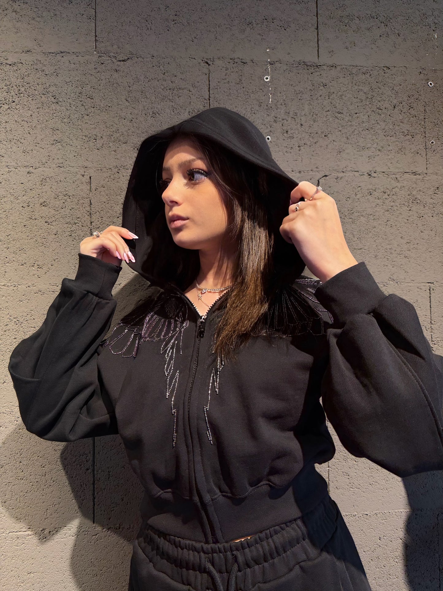 Felpa fullzip con cappuccio e ricamo perline COUNTY OF MILAN art.26ECM30123 colore nero e bianco