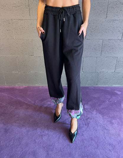 Pantalone tuta con logo iconico colorato parte inferiore County of milan art. 25ICM30074 colore nero
