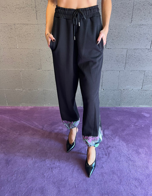 Pantalone tuta con logo iconico colorato parte inferiore County of milan art. 25ICM30074 colore nero