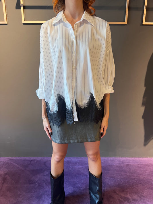 Camicia over rigata con pizzo TENSIONE IN art. W25C579 colore bianco