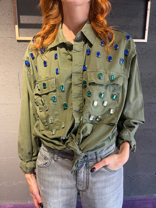 Camicia con dettagli pietre e tasconi TENSIONE IN art. 37394 colore militare