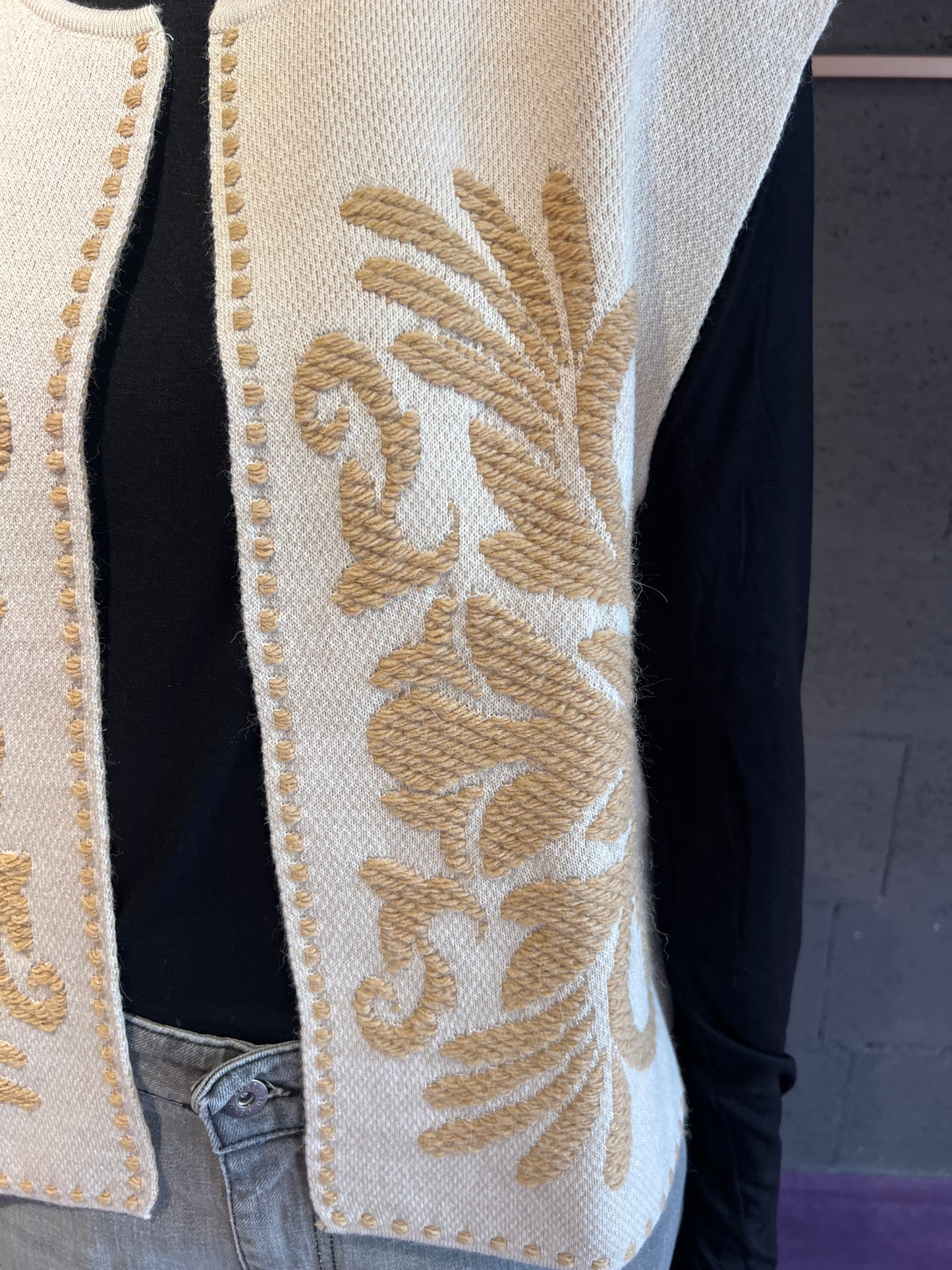 Gilet apeeto con ricamo damascato TENSIONE IN art. W5HMG35A400 colore panna e marrone