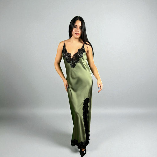 Abito in raso con dettaglio pizzo TENSIONE IN art. 37551 colore olio e verde