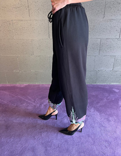 Pantalone tuta con logo iconico colorato parte inferiore County of milan art. 25ICM30074 colore nero