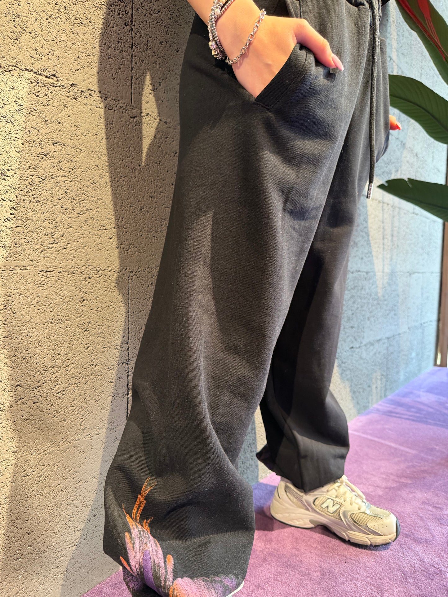 Pantalone in felpa con stampa ed elastico sotto COUNTY OF MILAN art. 26ECM30107 colore nero e grigio