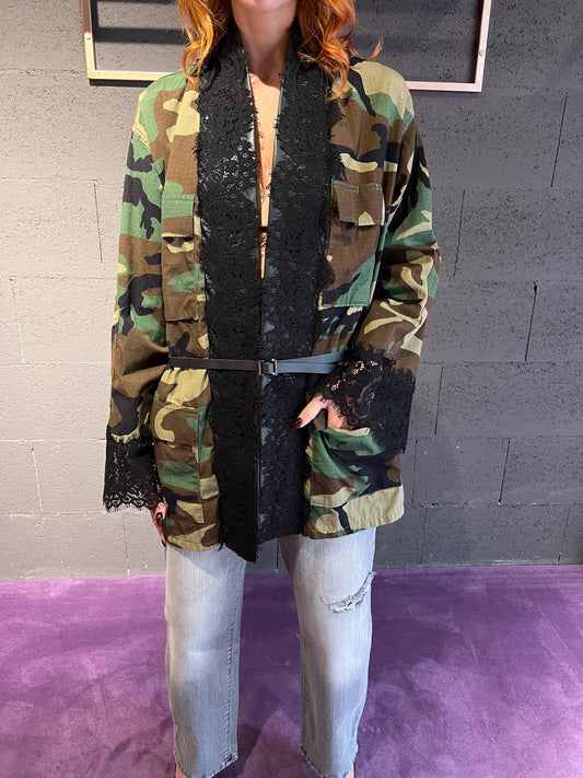 Kimono mimetico con dettaglio in pizzo TENSIONE IN art. 37641 fantasia mimetica
