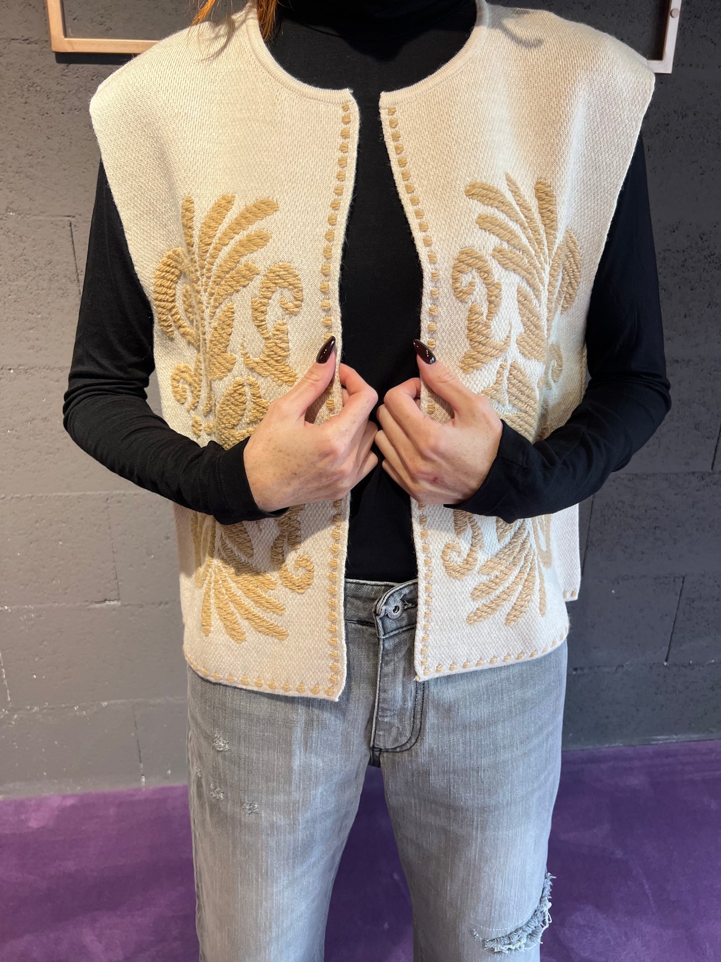 Gilet apeeto con ricamo damascato TENSIONE IN art. W5HMG35A400 colore panna e marrone