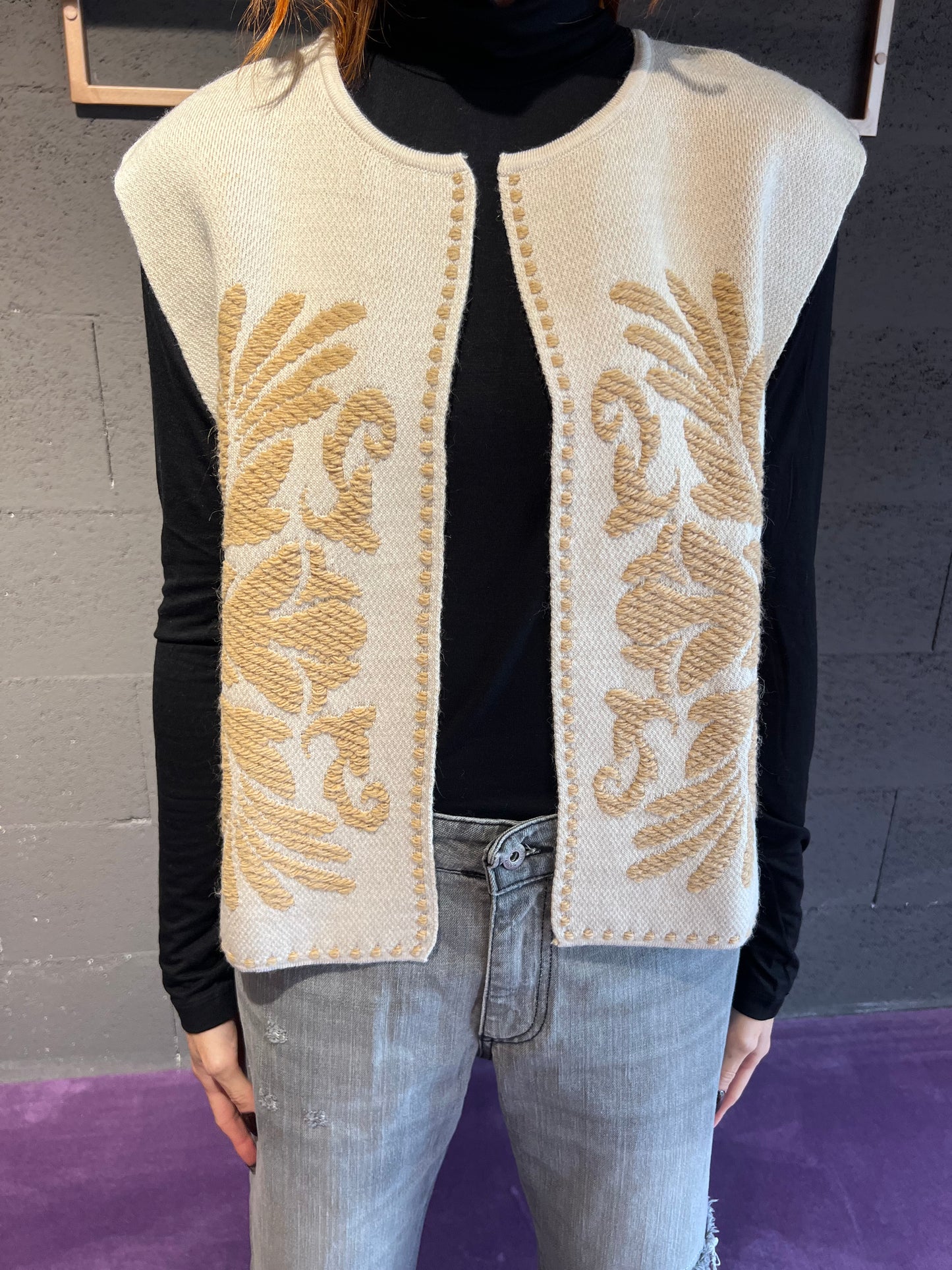 Gilet apeeto con ricamo damascato TENSIONE IN art. W5HMG35A400 colore panna e marrone