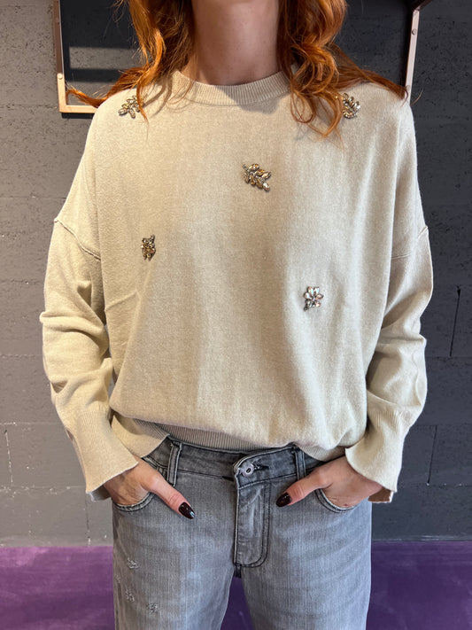 Maglione con dettagli pietre TENSIONE IN art. 25A638-1 colore grigio, rosa, beige