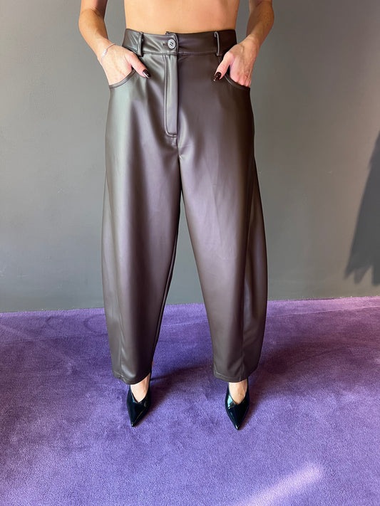 Pantalone in ecopelle modello ballon TENSIONE IN art. 26P573 colore verde, bordeaux, nero, marrone