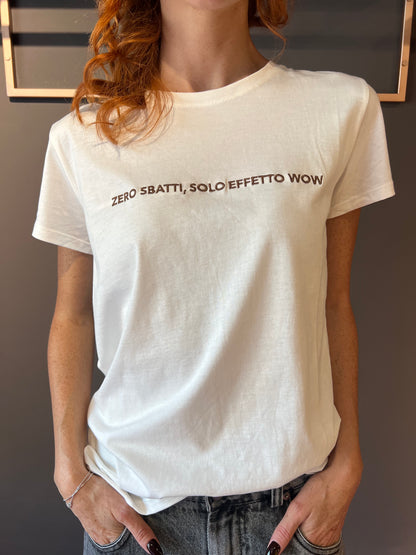 Tshirt con scritta ricamo "zero sbatti, solo effetto wow" VICOLO art. RF0101 colore panna