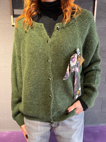 Cardigan con bottoni gioiello e spilla fiocco in raso WUSIDE art. 25676 colore tabacco, camel, oliva