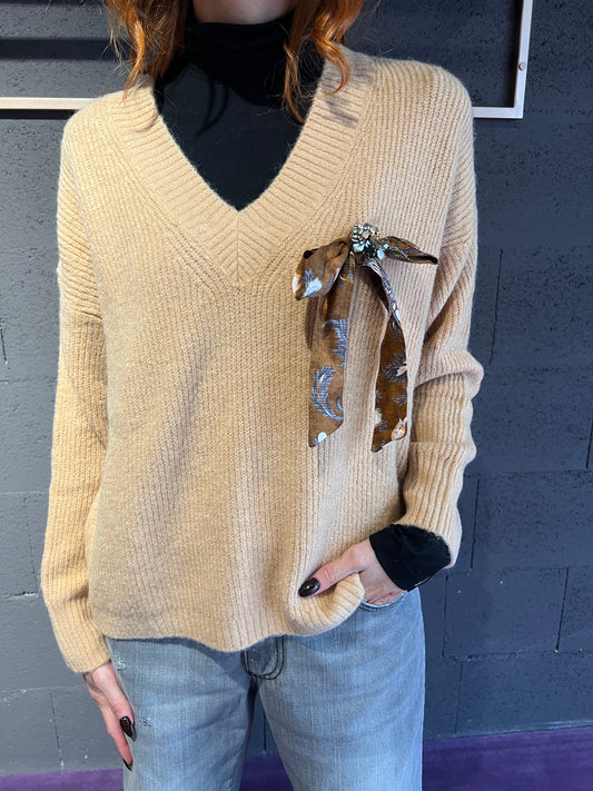 Maglione scollo V con fiocco in raso e spilla WUSIDE art. 25677 colore camel, tabacco