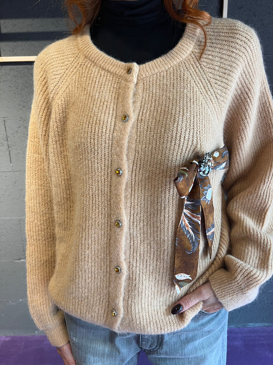 Cardigan con bottoni gioiello e spilla fiocco in raso WUSIDE art. 25676 colore tabacco, camel, oliva