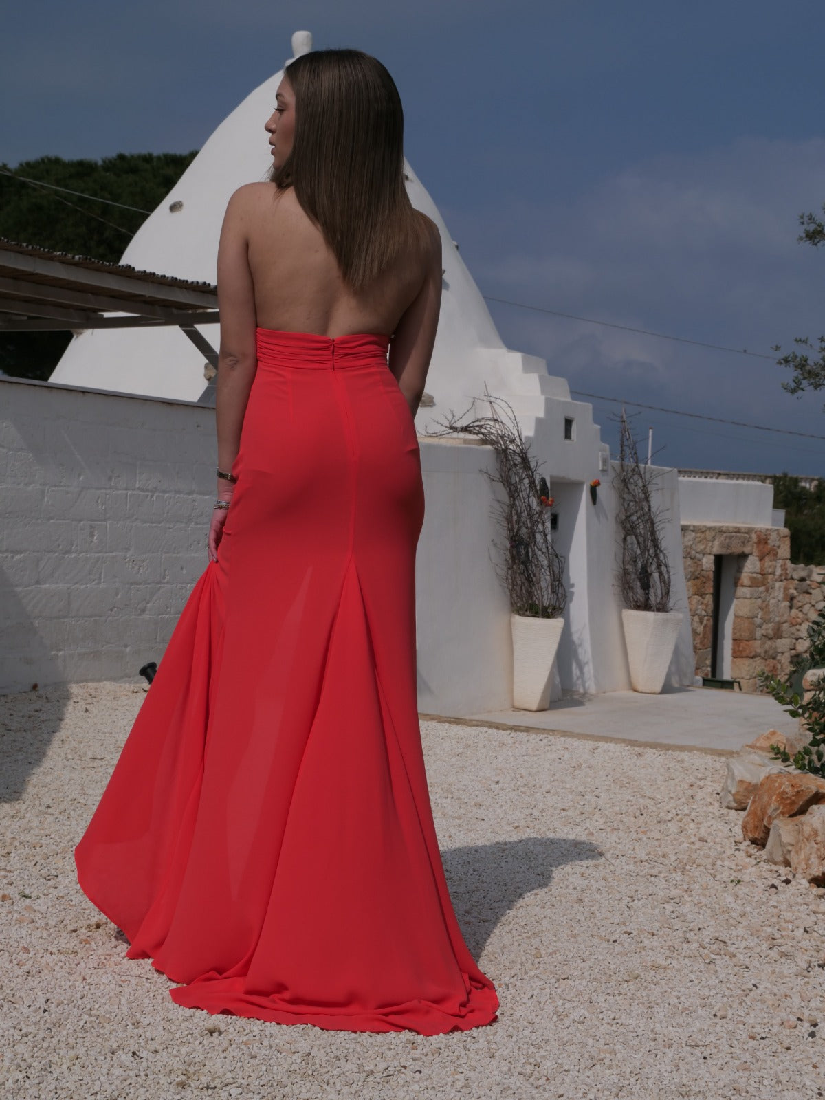 Abito lungo legato al collo e scollato dietro con culotte e spacco davanti SILENCE art. AB4235 colore arancio, verde