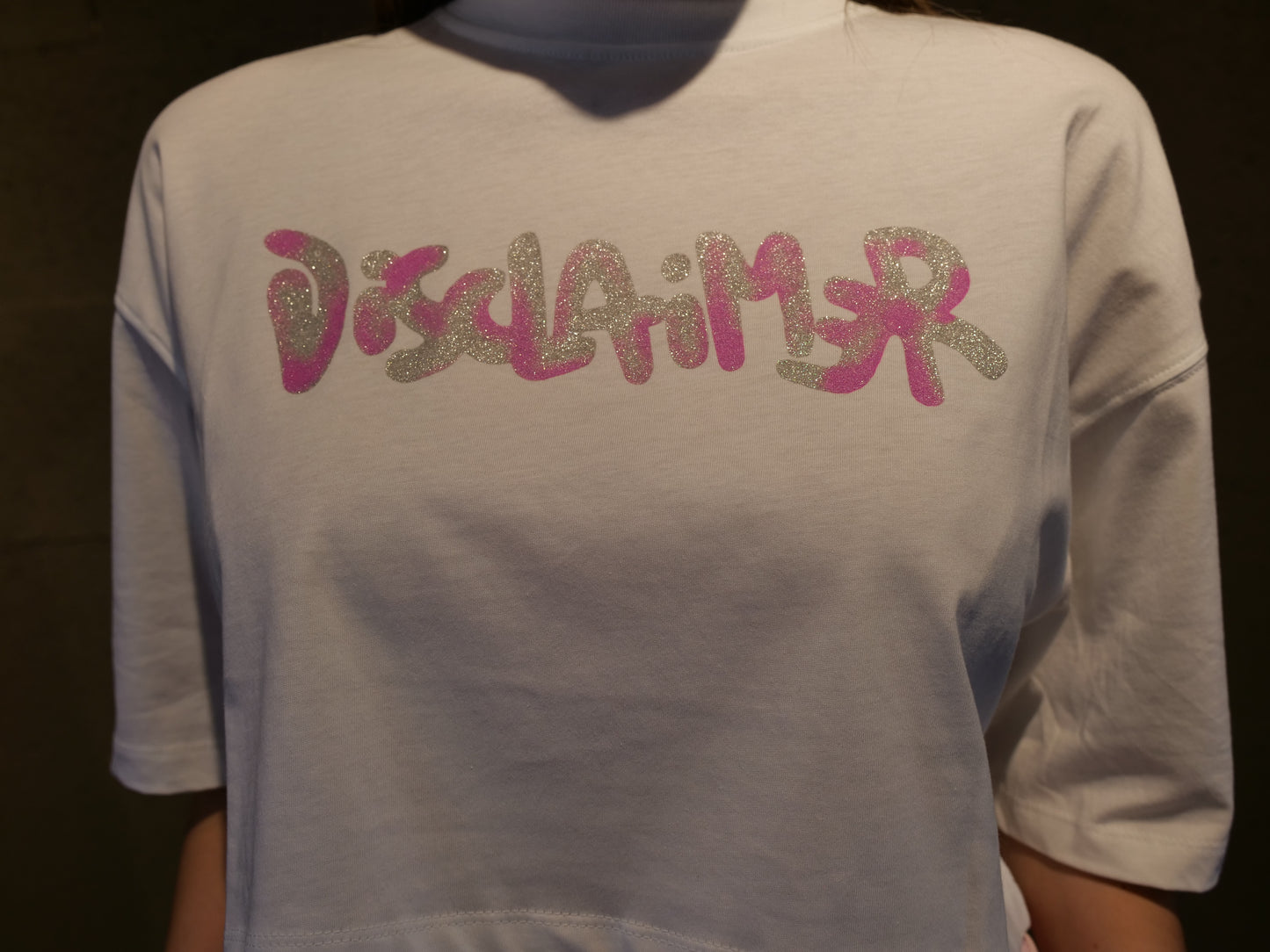 T-shirt crop con scritta laminata logo DISCLAIMER art. 26EDS55608 colore bianco e nero