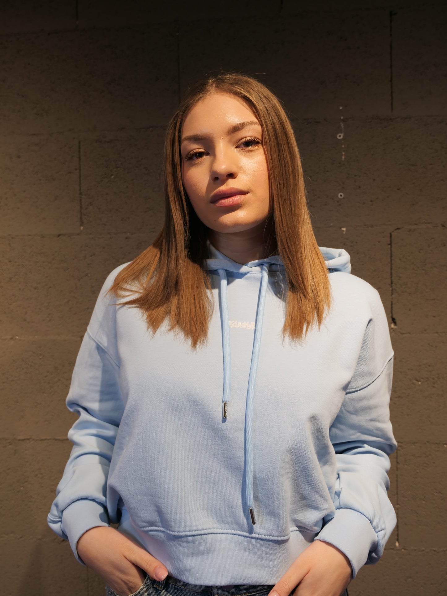 Felpa crop con cappuccio e scritta logo dietro DISCLAIMER art. 26EDS55550 colore nero, celeste, bianco