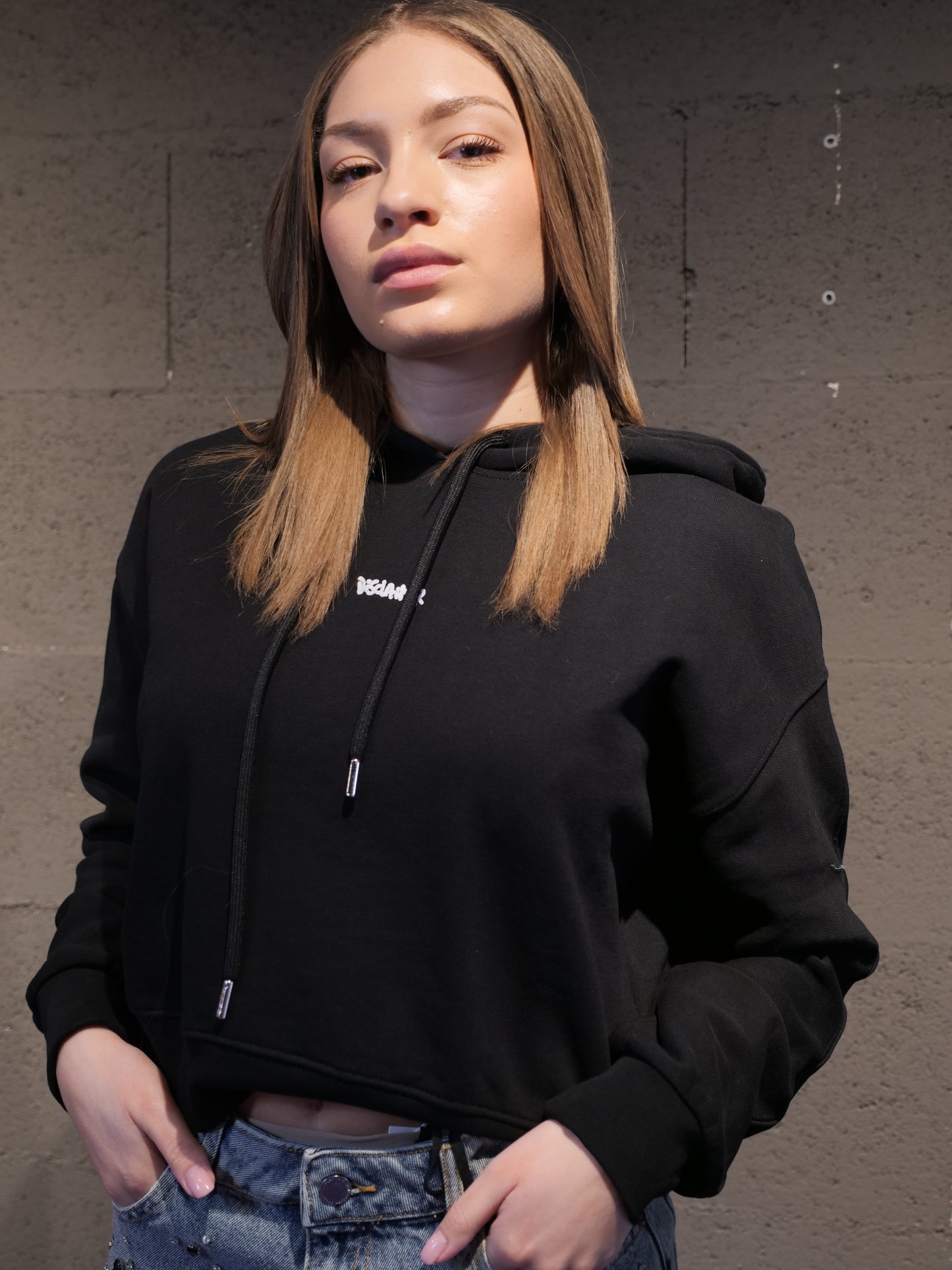 Felpa crop con cappuccio e scritta logo dietro DISCLAIMER art. 26EDS55550 colore nero, celeste, bianco
