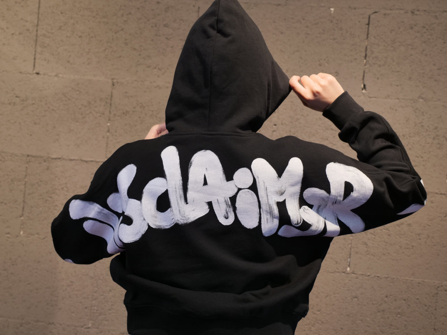 Felpa crop con cappuccio e scritta logo dietro DISCLAIMER art. 26EDS55550 colore nero, celeste, bianco