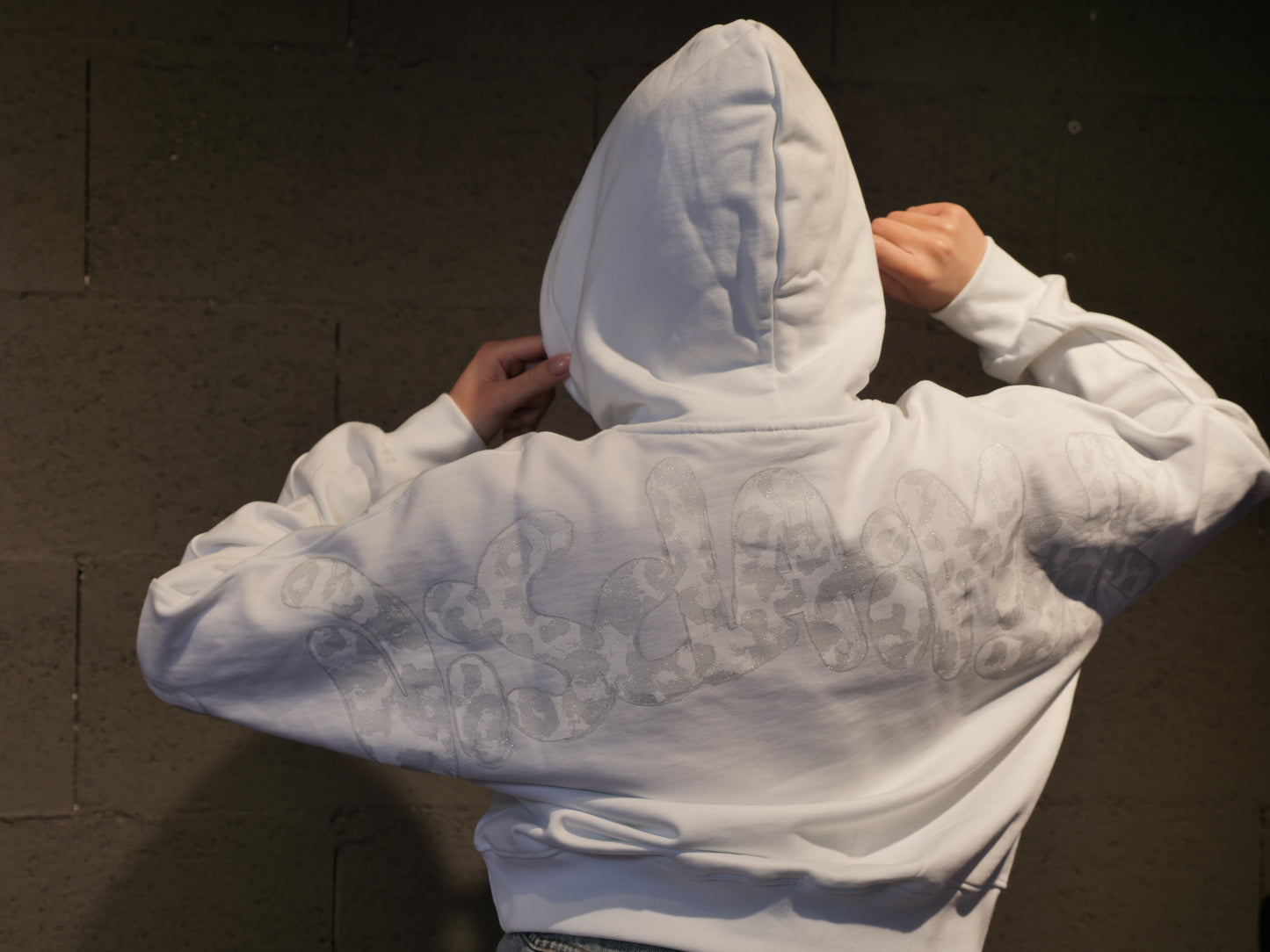 Felpa crop con cappuccio e scritta logo dietro DISCLAIMER art. 26EDS55550 colore nero, celeste, bianco