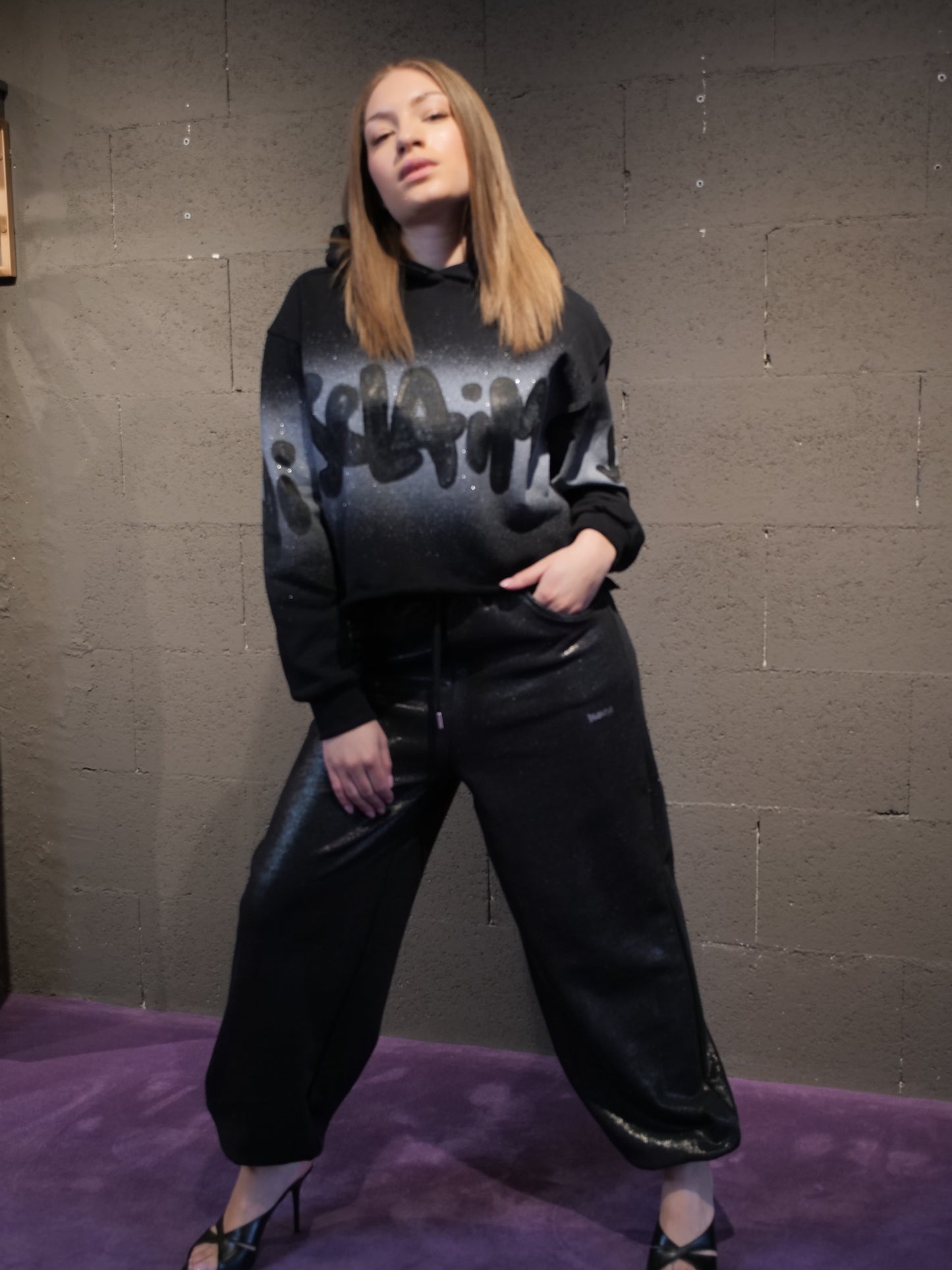 Felpa crop sfilacciata con scritta glitter DISCLAIMER art. 26EDS555574 colore bianco e nero