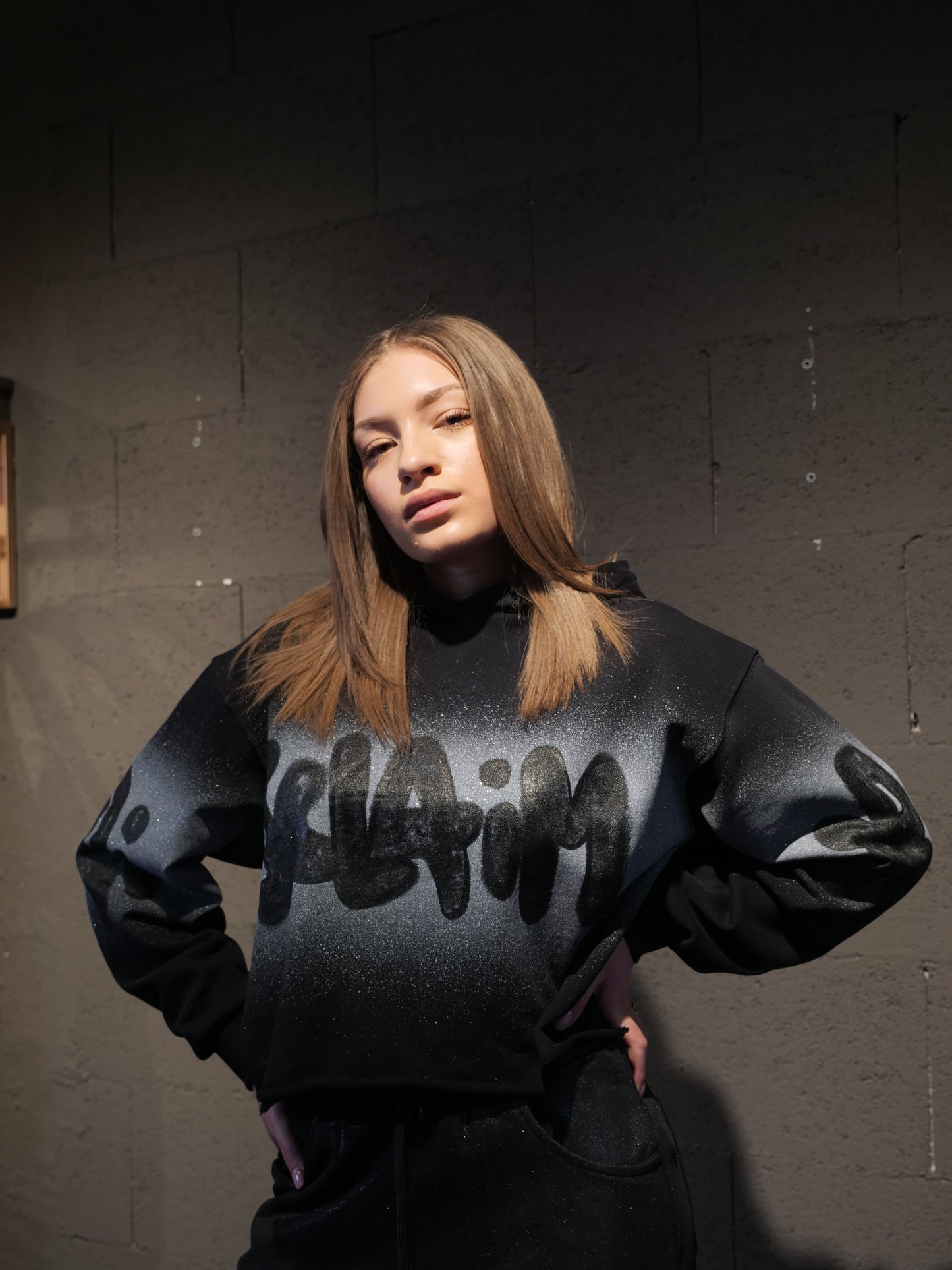 Felpa crop sfilacciata con scritta glitter DISCLAIMER art. 26EDS555574 colore bianco e nero