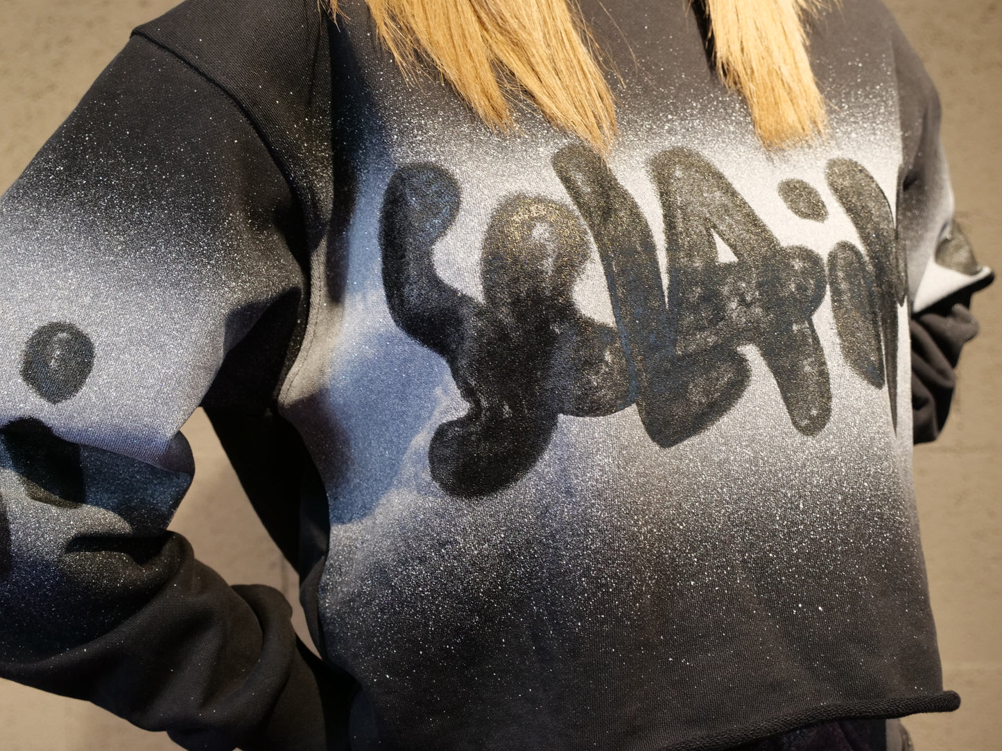 Felpa crop sfilacciata con scritta glitter DISCLAIMER art. 26EDS555574 colore bianco e nero