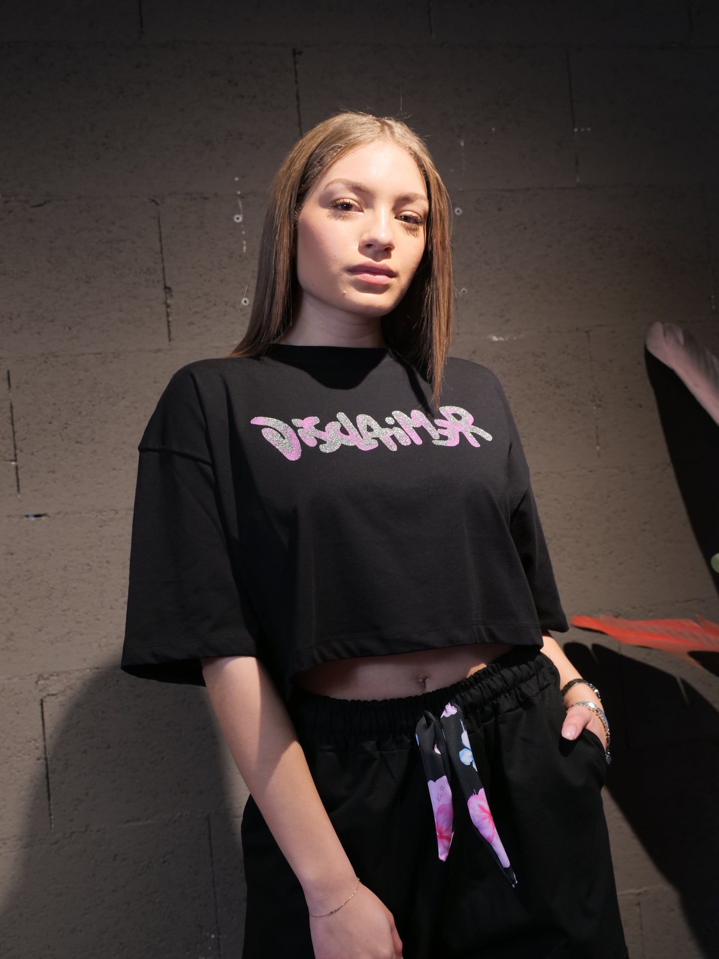 T-shirt crop con scritta laminata logo DISCLAIMER art. 26EDS55608 colore bianco e nero