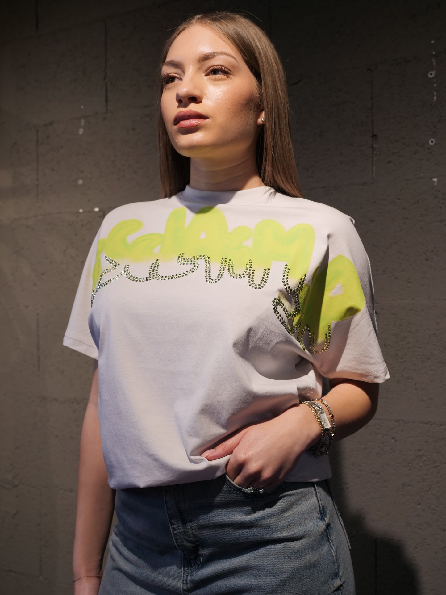 T-shirt over con scritta logo in strass DISCLAIMER art. 26EDS55666 colore ghiaccio e nero