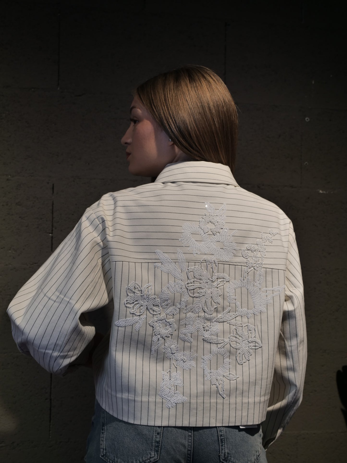 Giubbino crop con ricamo in perline dietro CKS art. 312856 colore bianco