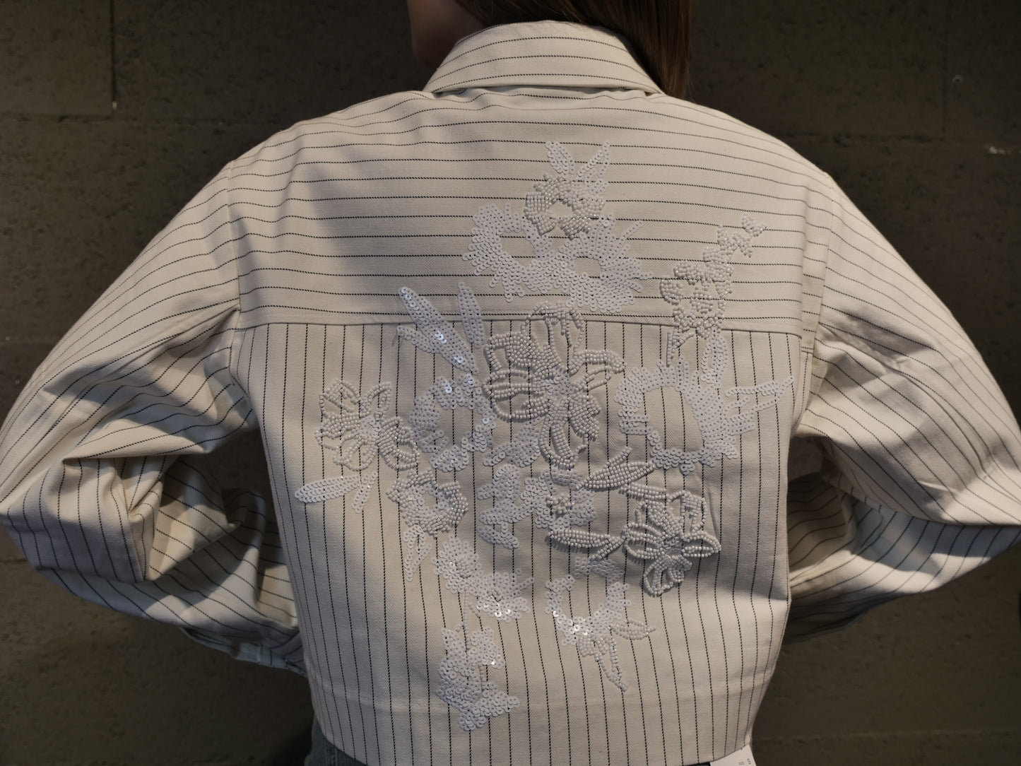 Giubbino crop con ricamo in perline dietro CKS art. 312856 colore bianco