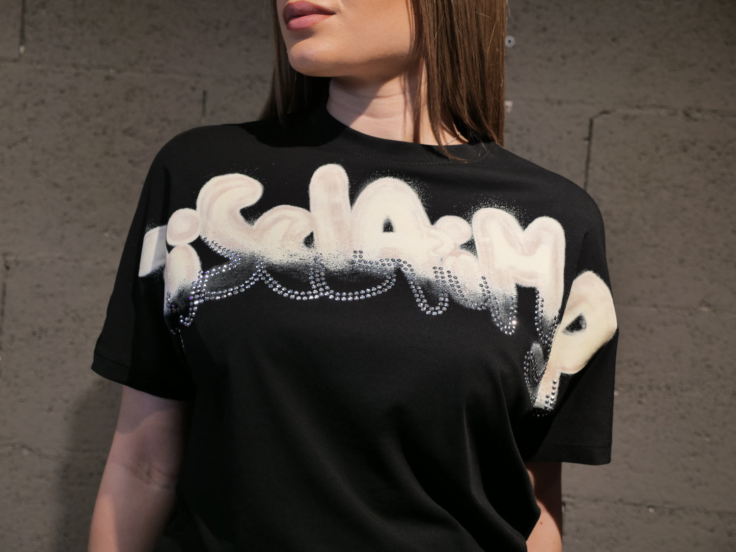 T-shirt over con scritta logo in strass DISCLAIMER art. 26EDS55666 colore ghiaccio e nero