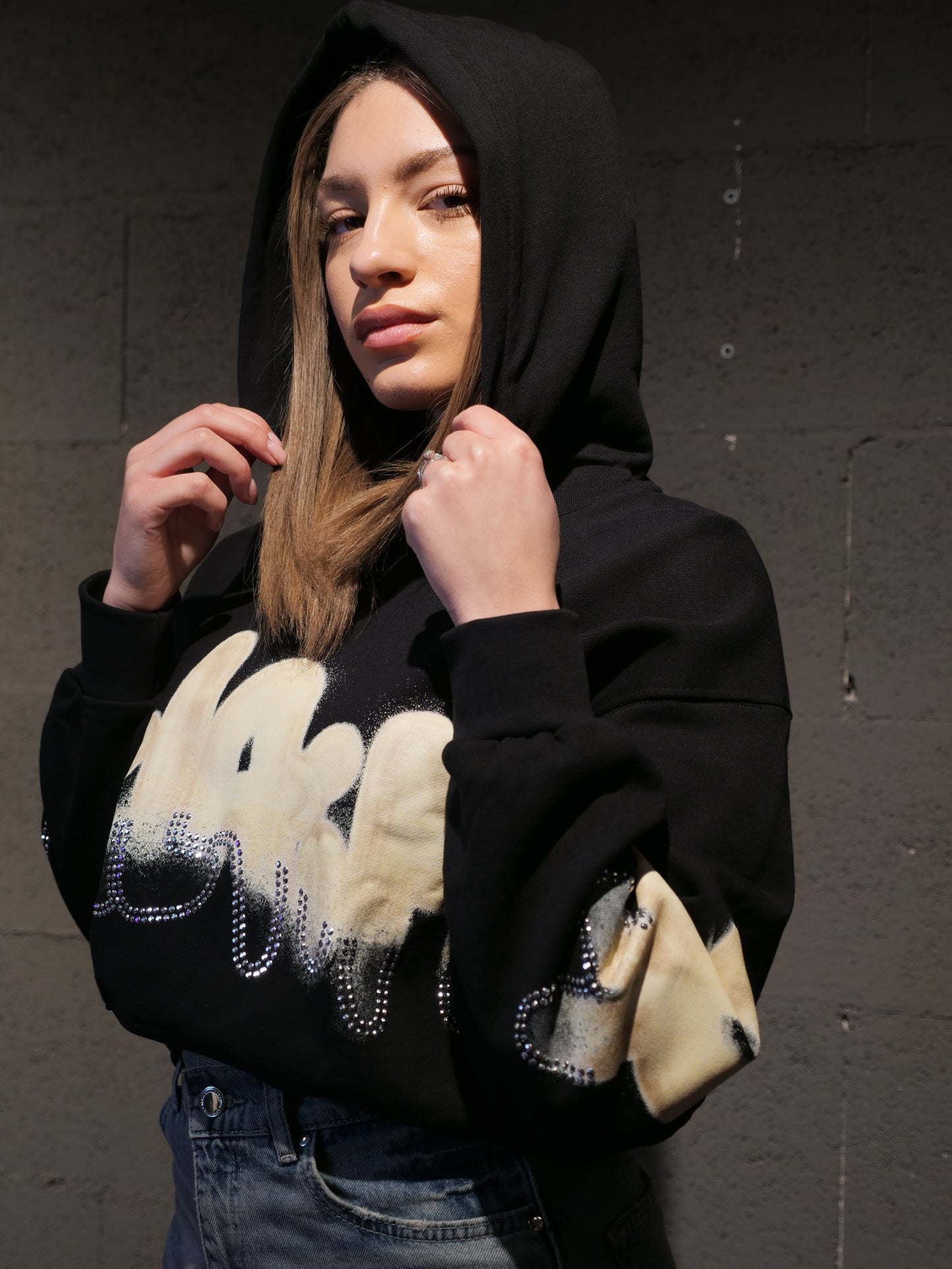 Felpa con cappuccio modello crop con scritta logo in strass DISCLAIMER art. 26EDS55665 colore nero e ghiaccio