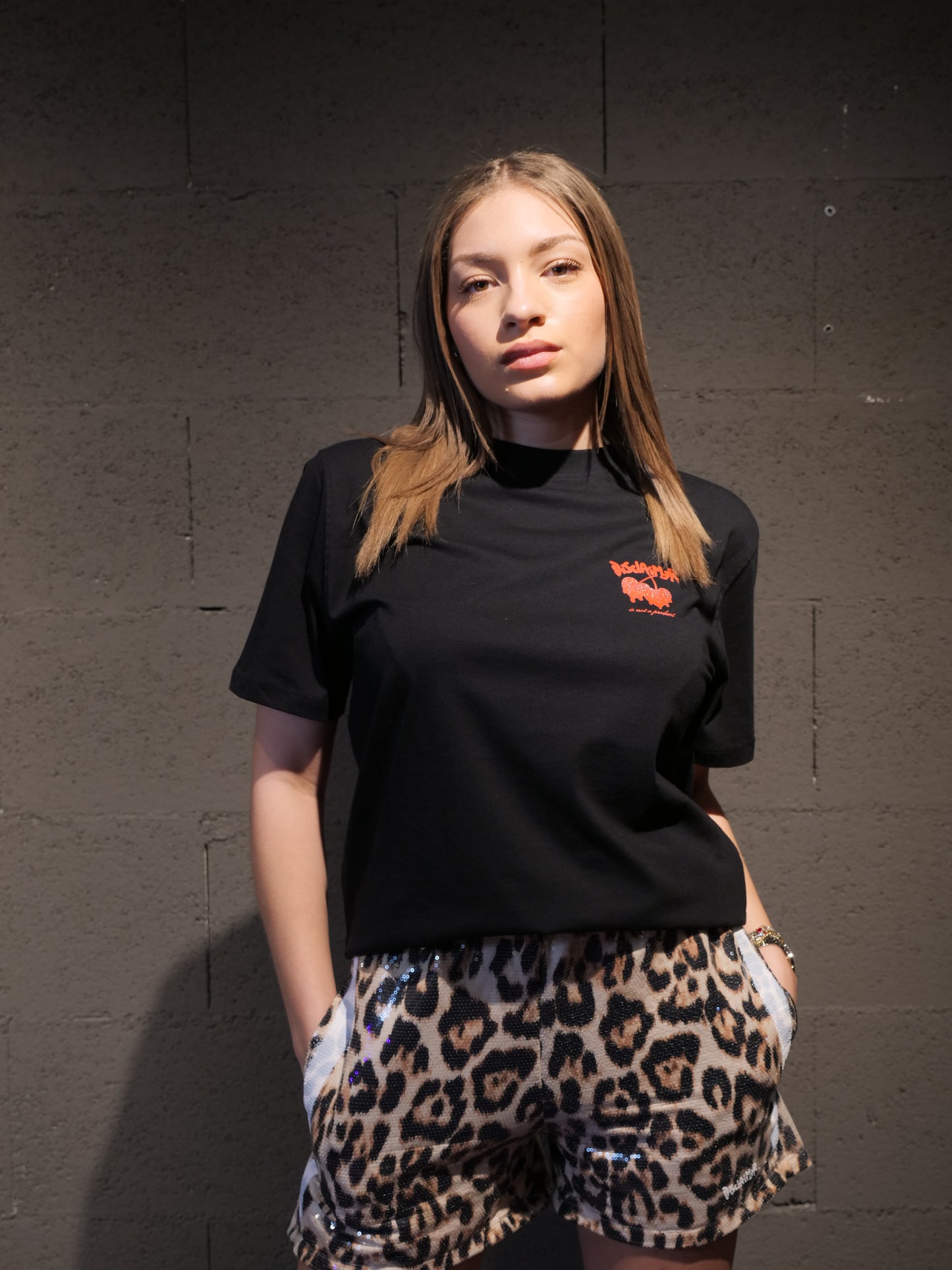 T-shirt over con stampa ciliegie e logo dietro DISCLAIMER art. 26EDS55664 colore nero e panna