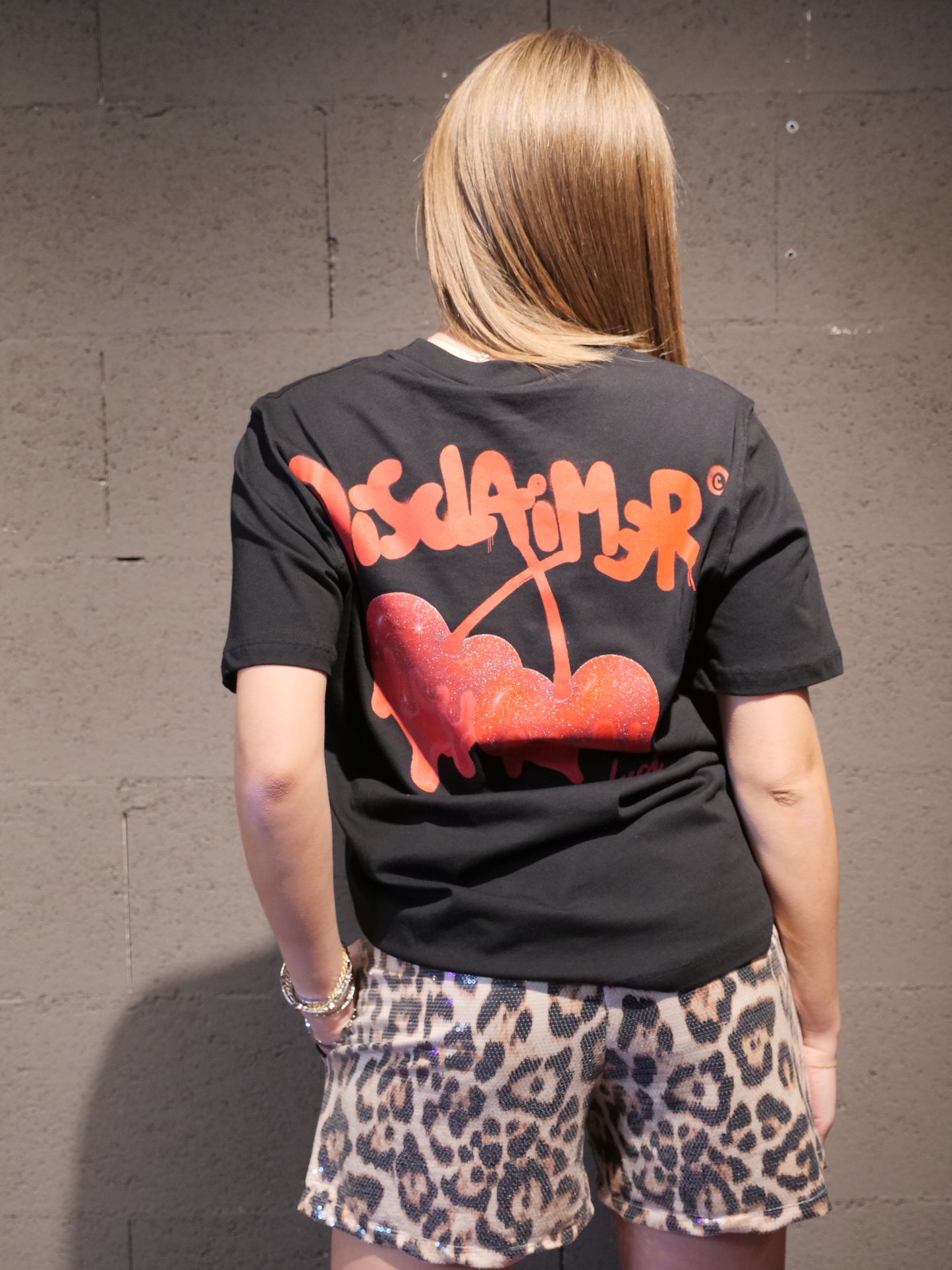 T-shirt over con stampa ciliegie e logo dietro DISCLAIMER art. 26EDS55664 colore nero e panna