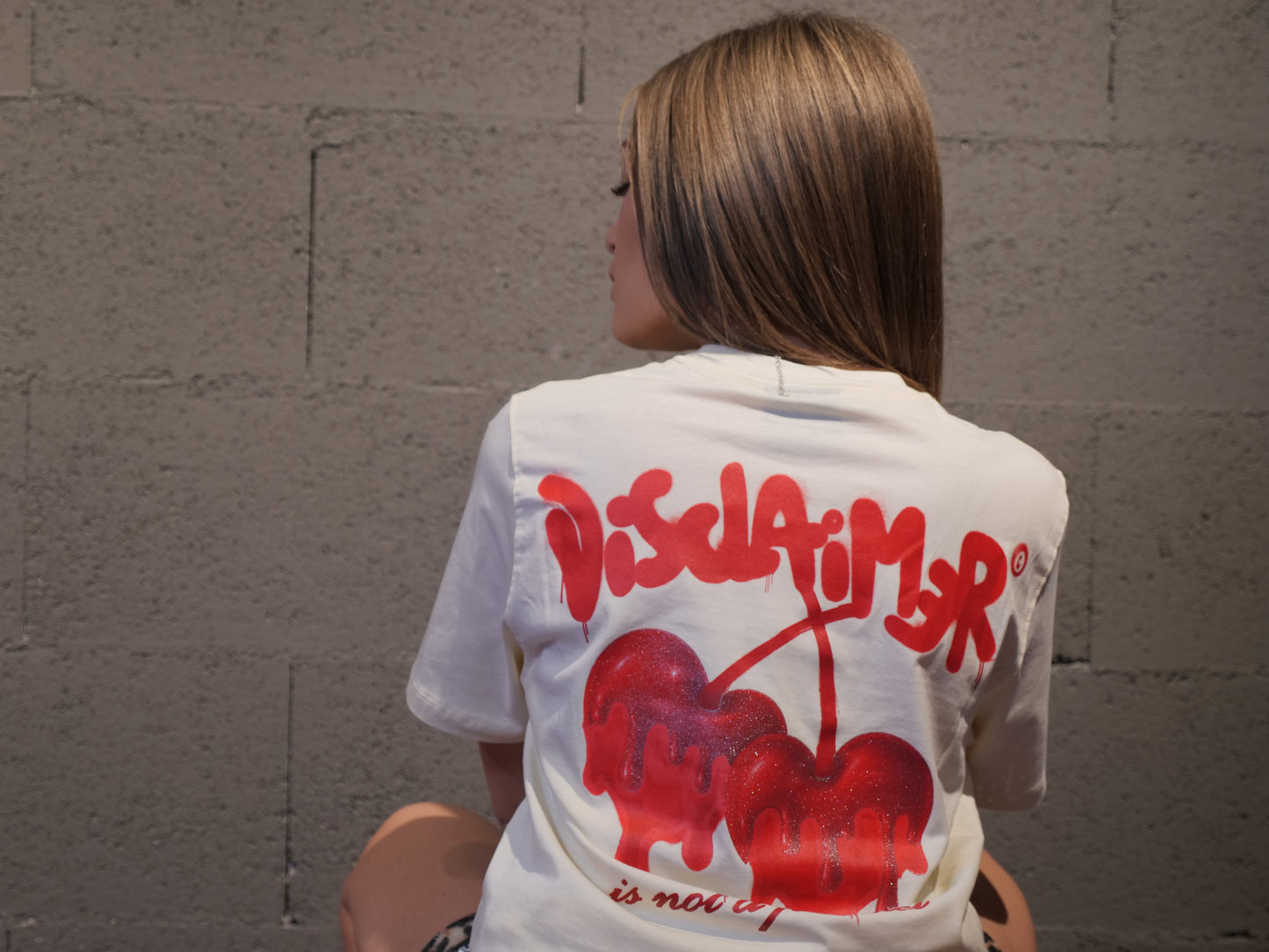 T-shirt over con stampa ciliegie e logo dietro DISCLAIMER art. 26EDS55664 colore nero e panna